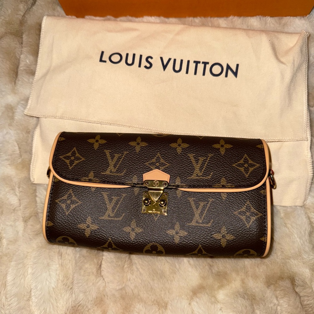 Louis Vuitton Pochette Camille